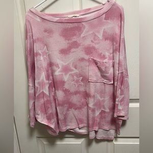 Star wide neck bat sleeve shirt